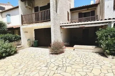 Image de grande maison avec belle cour - parking - barbecue en pierre