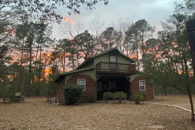 Image de Waterfront Cabin off I-95 in Lumberton with WiFi, Foosball, Kayaks, Pet-friendly