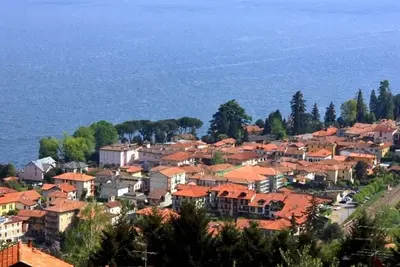 Image de Bright apartment overlooking Lake Maggiore in the center of the village of Meina