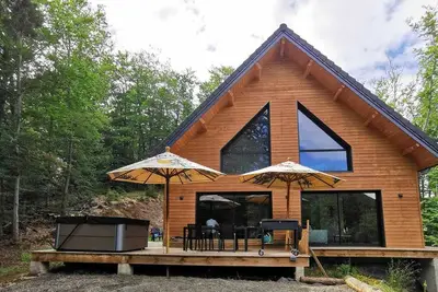 Image de Chalet d'exception, au cœur des bois avec vue sur le château de Murol!