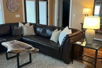 Image de Cozy 3-bedroom Lake house with fiber Wifi, Boathouse & Dock on Lake Sinclair