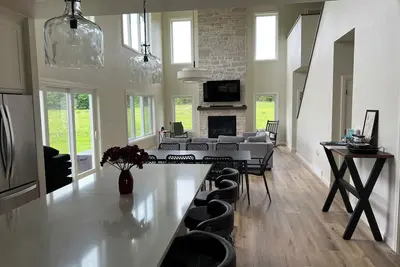 Image de 2024 Highland Home - New Build\nIndoor Pickleball/Badminton/Basketball Court