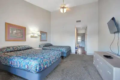 Image de Cozy 1 bedroom lodge room overlooking Safe Harbor Jamestown on Lake Cumberland