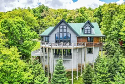 Image de Experience breathtaking views, hot tub, game room, & close to downtown Boone