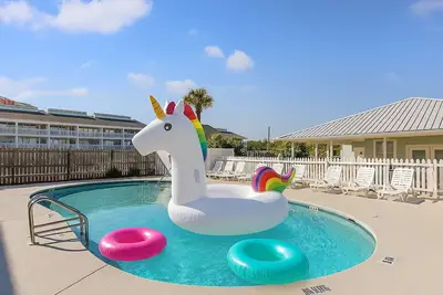 Image de Pcb Condo - Pool, 3-Min Walk to Beach, King Bed, WiFi, Coffee Bar & Beach Gear!
