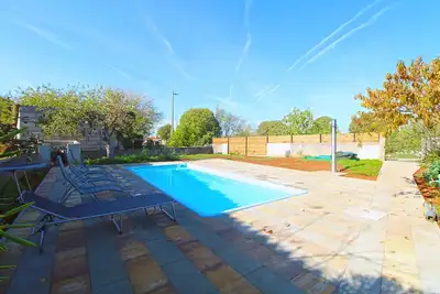 Image de avec air conditionné et une piscine extérieure