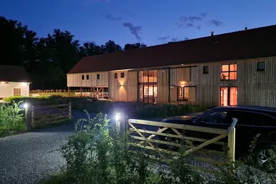 Image de Maison spacieuse à la campagne, piscine privée, 2 bornes de recharge, 15 p.