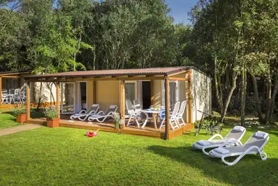 Image de maison de vacances avec climatisation, piscine extérieure, installations de bien-être et programmes de sports et de divertissement