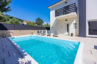 Image de Villa avec piscine et grand jardin