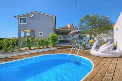 Image de Villa avec piscine et coin barbecue