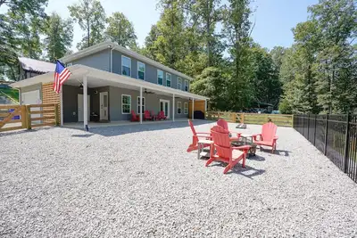 Image de Dock It Like It's Hot! - Stunning Waterfront Home on Nolin Lake!