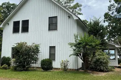 Image de Charming 3-bedroom lake house with WiFi and Ac in Cobb, Georgia. Has Dish Tv.