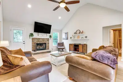 Image de Game Room & Peaceful Deck: Dacula Family Home