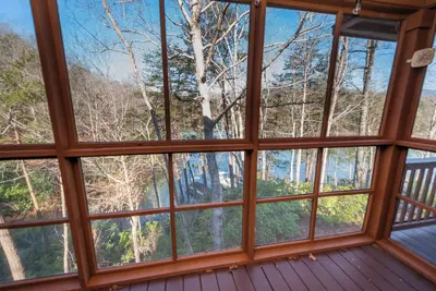 Image de Escape to Tranquility: Stunning Lakefront Mountain Chalet with Breathtaking View
