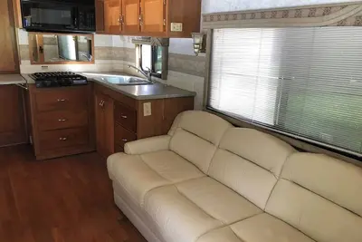 Private 1-bedroom Rv with full hookups and direct bus to Nyc Manhattan only 2 blocks away