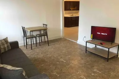 Image de Spacious and bright 2 bedroom apartment with 1 bathroom and private street entrance