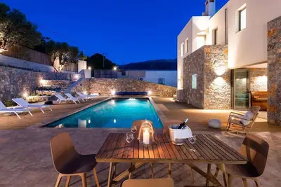 Image de Luxurious 5-Bedroom Villa with Private Heated Pool