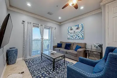 Image de Spacious 2-bedroom Condo with Lake Views and WiFi - Sleeps 6