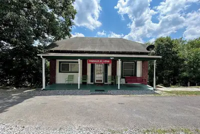 Image de The Powerhouse lodge has 2 bedrooms on 10 acres in adorable Maybeury