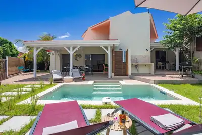 Villa Karmen, bord de mer tout confort avec piscine