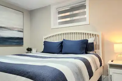 Image de East Van Suite / King bed / Short walk to Sky Train & Commercial Dr