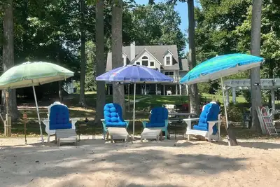 Image de Fabulous Retreat on the lake  Private beach, boathouse, dock and deck. \n