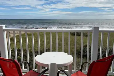Image de Oceanfront Condo – Walk to Pier & beach out your front door!