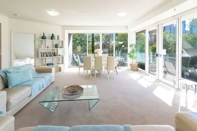 Image de Large Bright 4 Bdrm Southbank apt