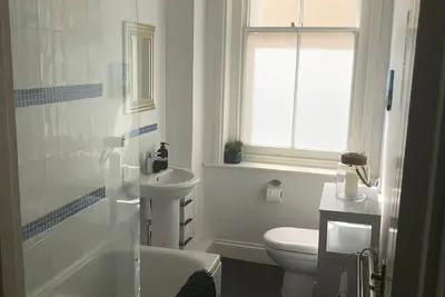 Image de Relaxing coastal escape for 2! 1 min from beach, pier, & restaurants :-).