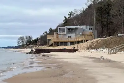 Image de Recently renovated fabulous 6-bedroom house in Montague, right on Lake Michigan.