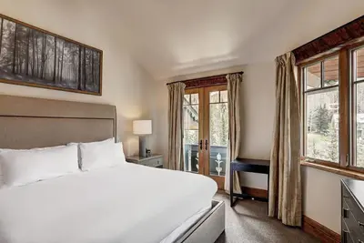 Image de Elegant 4br Creekfront | Arrabelle Vail Stay