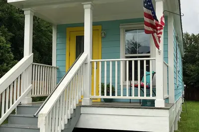 Image de Shot-gun cottage located one block from the beach!