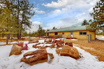 Image de Dog-friendly secluded home with wood stove, deck, full kitchen, internet, & W\/D