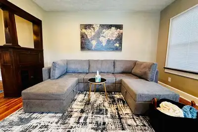 Image de Cozy and Central I SoBro I Steps to Dining & Monon, Sleeps 6, Private Parking.