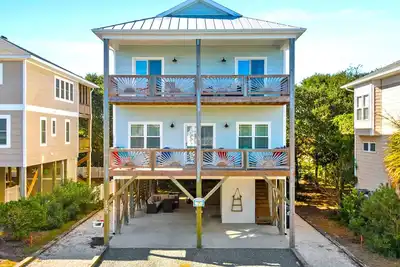 Image de Cozy Coastal Retreat with Canal View and Elevator