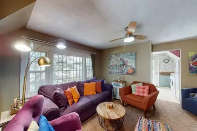 Image de Charming condo with deck, parking, W/D, & walkable, central location