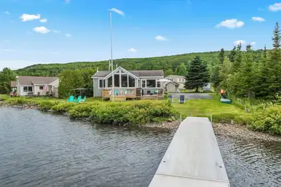 Image de Abenaki - private waterfront on Rangeley Lake, steps from the water!