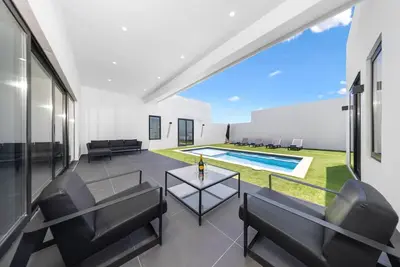 Image de Brand New Villa ~ Central Location ~ Private Pool!