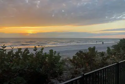 Image de Enjoy Panoramic Sunsets at this amazing Madeira Beach Condo w/surround balcony!