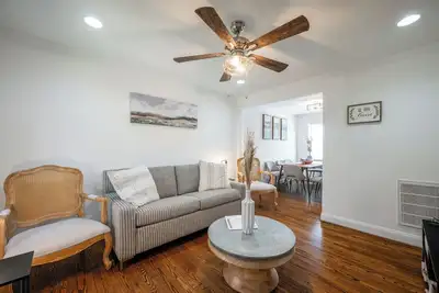Image de Old Town Metro Fenced Yard Walkable 2 King Beds Townhome
