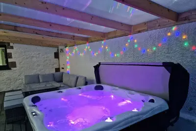Kildonan House village centre sleep 8 with hot tub