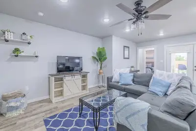 Image de Charming 3-bedroom house near West End Shopping Center!
