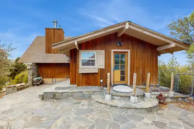 Image de Mountain and lake view retreat, dog friendly with deck & patio
