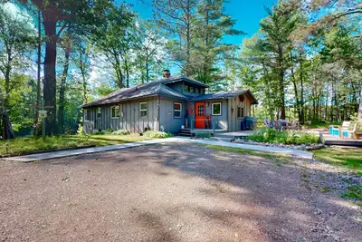Image de Riverside Home with Firepit, Gas Grill, and Washer/Dryer