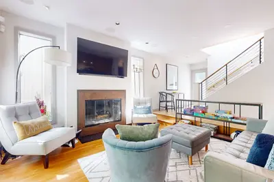 Image de Modern family-friendly retreat with patio, gas grill, fireplace and Wifi