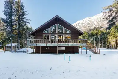 Image de Spacious 3 Br lower level duplex on a large lot