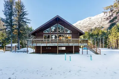 Image de Spacious 7 Br upper level duplex on a large lot