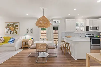 Image de Walk to Beach (200') | Built-in Queen Bunk Beds | Beach Chairs & Wagon | Patio | Well-Furnished