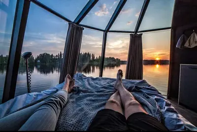 Image de Peace & Quiet Hotel Floating Glass Room pour 2 personnes découvre les aurores boréales