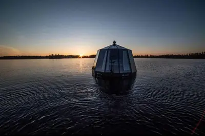 Image de Glass Room avec vue sur le lac Escapade de luxe pour deux - expérience de la nature sauvage en Suède